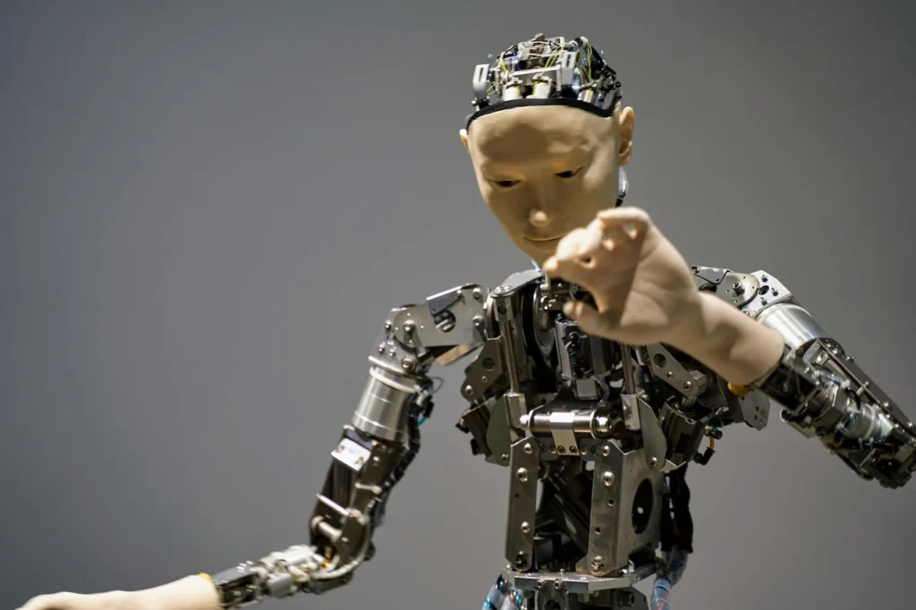 Megvadult robot tört a mérnökök életére - VIDEÓ