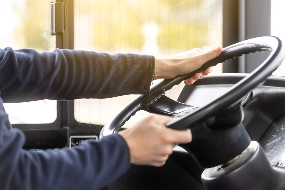 Szívinfarktus közben mentette meg utasait a hős buszsofőr