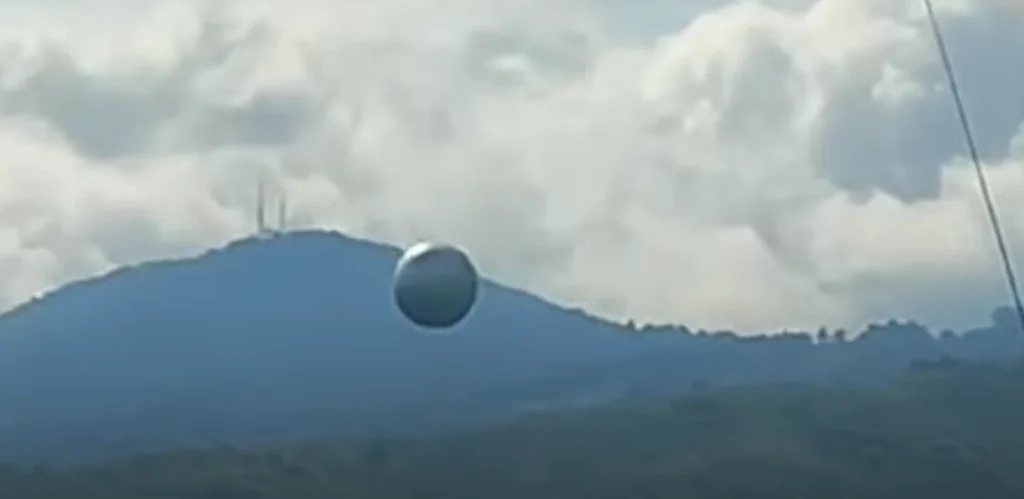 UFO-riasztás egy kozmikus gömbre - meghajtás nélkül repült