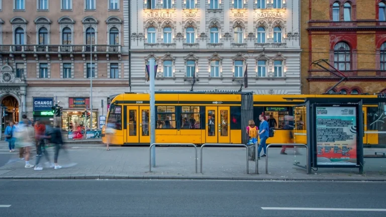 Felborul a közlekedés, nem jár ma éjszaka a 6-os villamos
