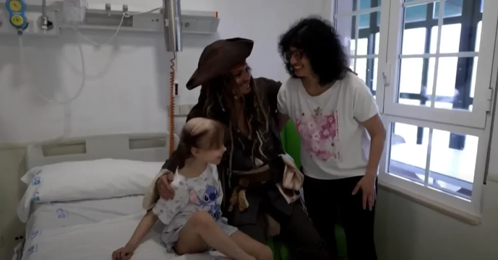 Johnny Depp kalózként lepte meg a beteg gyerekeket - VIDEÓ