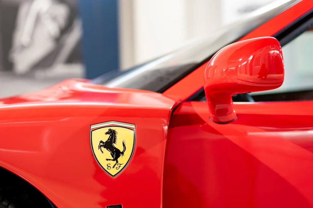 Világhírű sztárokat tett feketelistára a Ferrari