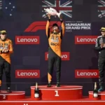 Mogyoród, 2025. augusztus 3. A győztes Lando Norris, a McLaren brit versenyzője (k), csapattársa, a második helyezett ausztrál Oscar Piastri (b2) és a harmadik helyezett George Russell, a Mercedes brit versenyzője (j) a Forma-1-es Magyar Nagydíjon a mogyoródi Hungaroringen 2025. augusztus 3-án. Balról Szalay-Bobrovniczky Kristóf honvédelmi miniszter. MTI/Vasvári Tamás