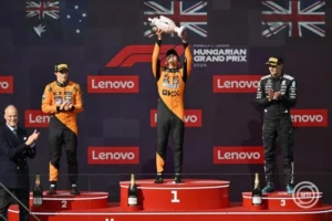 Mogyoród, 2025. augusztus 3. A győztes Lando Norris, a McLaren brit versenyzője (k), csapattársa, a második helyezett ausztrál Oscar Piastri (b2) és a harmadik helyezett George Russell, a Mercedes brit versenyzője (j) a Forma-1-es Magyar Nagydíjon a mogyoródi Hungaroringen 2025. augusztus 3-án. Balról Szalay-Bobrovniczky Kristóf honvédelmi miniszter. MTI/Vasvári Tamás