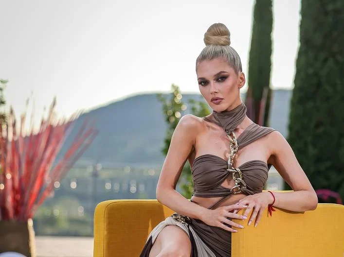 Koncert közben hányta össze magát a magyar énekesnő
