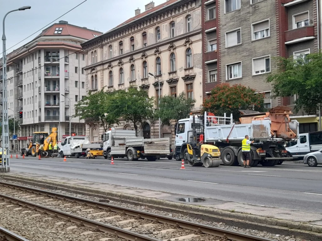 Csatornázási munkákba kezdtek a Ferencváros legforgalmasabb útján: kilométeres a kocsisor