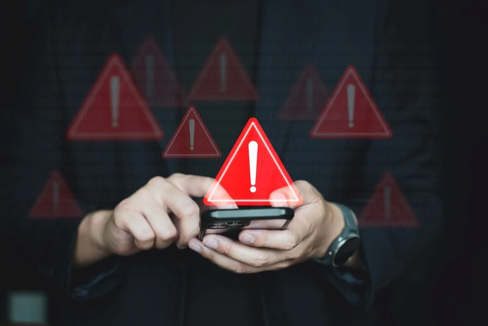 Kormányzati riasztás: vasárnap délután sűvítenek a mobilok