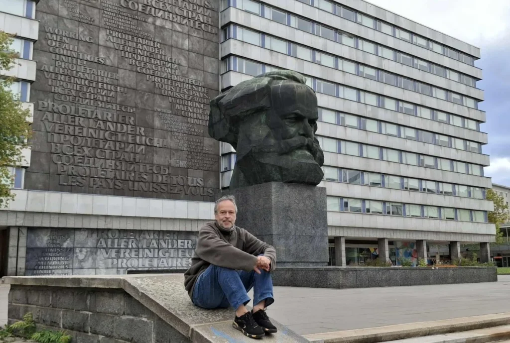 Imádják a szerelmesek Marx Károly brutális bronzfejét