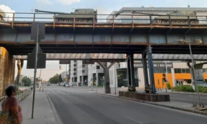 Harckocsikat szállító vonat a Budafoki út fölötti vasúti hídon (Fotó: Wolf Géza)