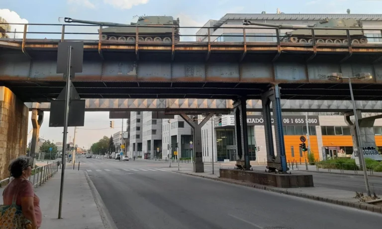 Harckocsikat szállító vonat a Budafoki út fölötti vasúti hídon (Fotó: Wolf Géza)