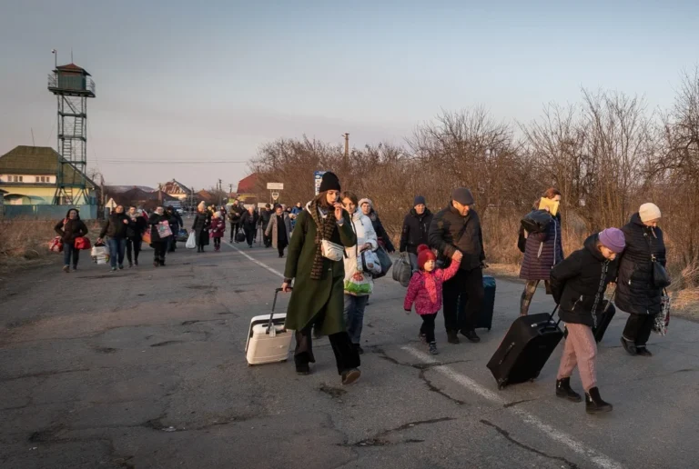 Ukrán menekültek a magyar határon (Fotó Wolf Géza)