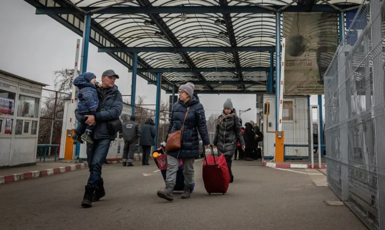 Ismét tömegesen menekülnek az ukránok (Fotó: Wolf Géza)