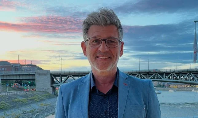 Megmutatta újszülött gyermekét az 56 éves Kárász Róbert! - FOTÓ