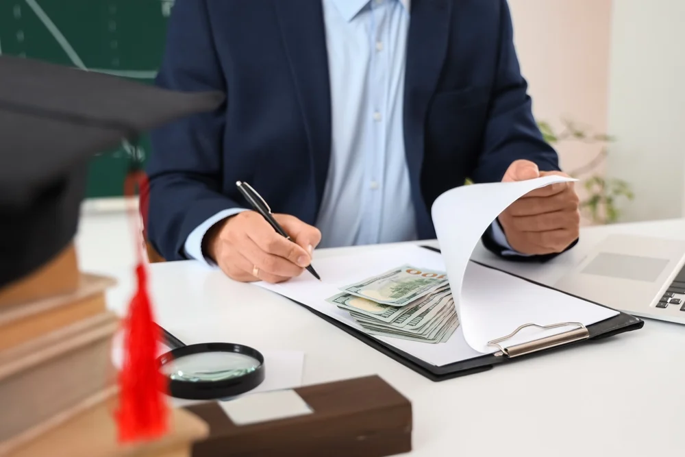 Korrupciós rekord: 24 családtagját segítette állami hivatalokhoz az elnök