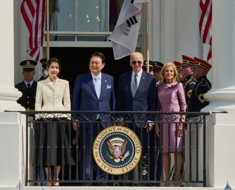 Kim Keon Hee és férje, Yoon Suk Yeol Joe és Jill Biden oldalán / Fotó: Shutterstock